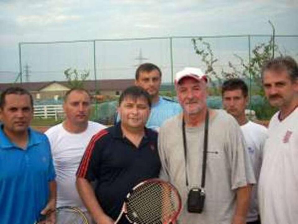 Nicolae Pescaru, înconjurat de tinerii care l-au îndrăgit atât de mult