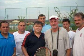 Nicolae Pescaru, înconjurat de tinerii care l-au îndrăgit atât de mult