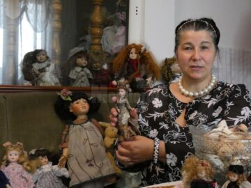 Cea mai „în vârstă” păpușă este o cochetă contesă din Franța