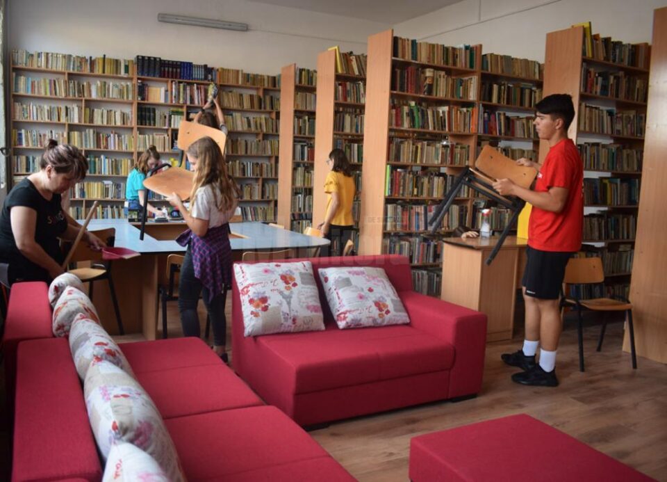 Reorganizarea bibliotecii a fost realizată de aceeași harnici voluntari