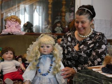 Peste 400 de păpuși de porțelan sunt găzduite în casa Oltiței