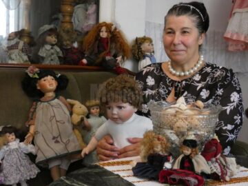 De la fetița fără păpuși, Oltița Tabarcea a devenit unul dintre cei mai mari colecționari de păpuși de porțelan din România