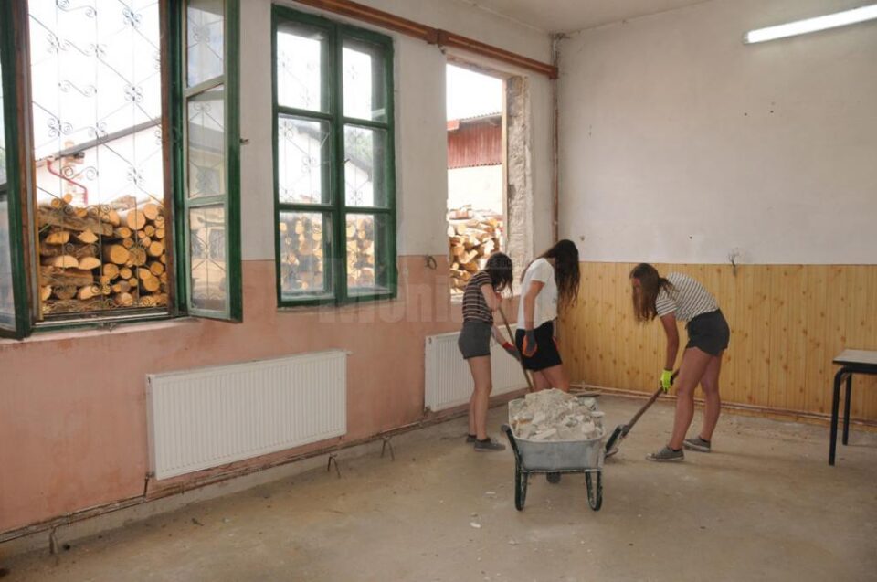 Tinerii voluntari din Belgia au participat la toate lucrările de renovare a bibliotecii Tinerii voluntari din Belgia au participat la toate lucrările de renovare a bibliotecii