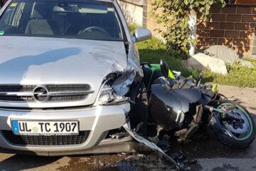La Arbore, un bărbat a intrat cu o motocicletă Kawasaki într-un autoturism al cărui șofer a ieșit de pe un drum secundar fără a acorda prioritate