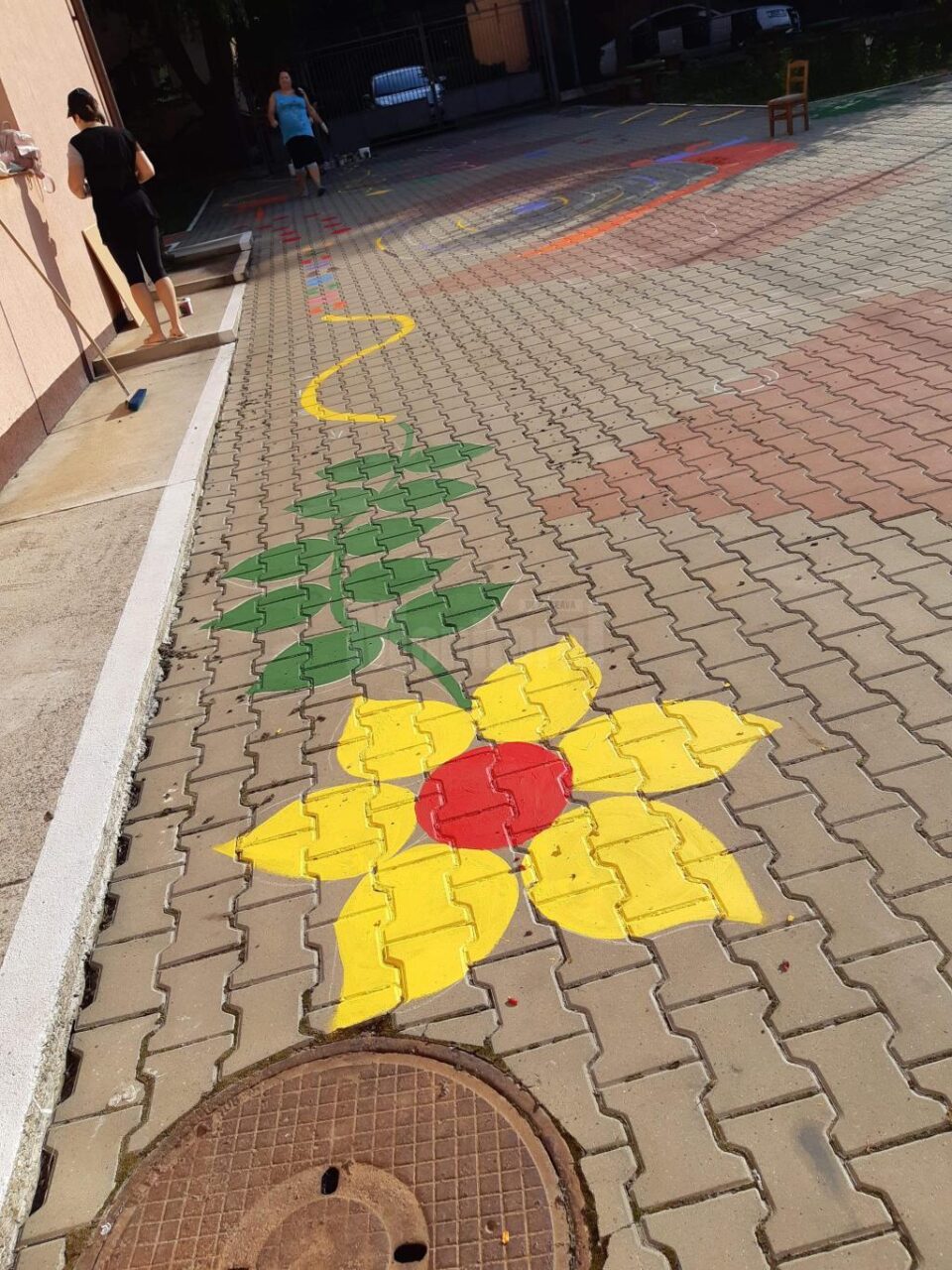 Curtea Grădiniței ,,Prichindel” Suceava s-a înfrumusețat cu picturile realizate de cadrele didactice