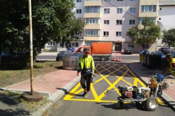 Marcaje rutiere de staționare interzisă în dreptul platformelor îngropate de depozitare a deșeurilor menajere