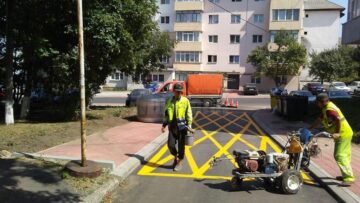 Marcaje rutiere de staționare interzisă în dreptul platformelor îngropate de depozitare a deșeurilor menajere