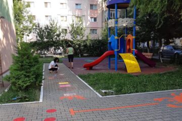 Curtea Grădiniței ,,Prichindel” Suceava s-a înfrumusețat cu picturile realizate de cadrele didactice