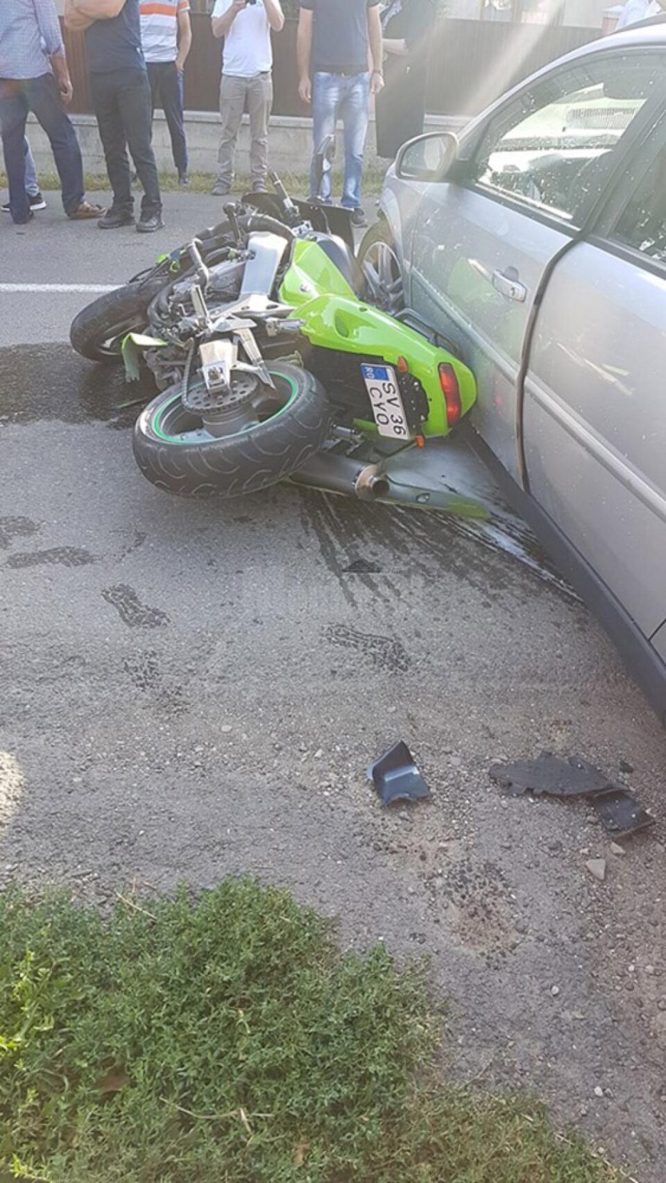 La Arbore, un bărbat a intrat cu o motocicletă Kawasaki într-un autoturism al cărui șofer a ieșit de pe un drum secundar fără a acorda prioritate