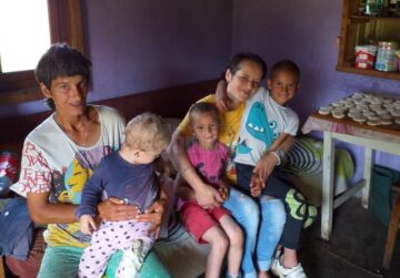 Patru frați necăjiți vor avea o casă nouă cu ajutorul Asociației ,,Licuricii fericiți” din Câmpulung Moldovenesc