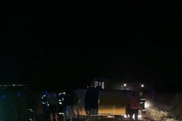 A pierdut controlul direcției și s-a răsturnat cu autoutilitara în mijlocul drumului