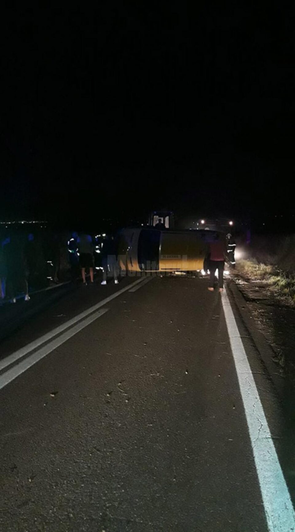 A pierdut controlul direcției și s-a răsturnat cu autoutilitara în mijlocul drumului