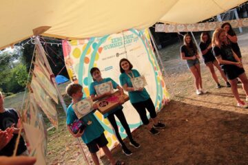 Eleva de la Pătrăuți (mijloc) a fost recompensată cu un laptop