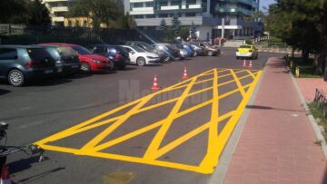 Marcaje rutiere de staționare interzisă în dreptul platformelor îngropate de depozitare a deșeurilor