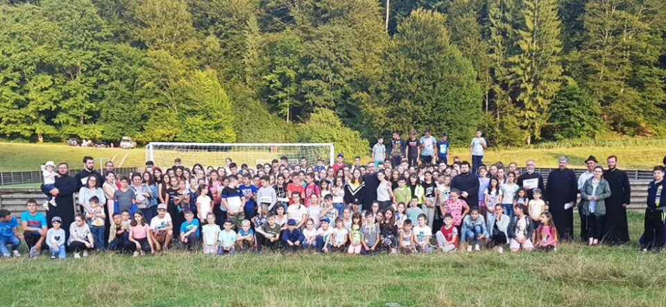 Peste 240 de copii din 10 parohii au participat la Tabăra de vară “Școala din Pridvorul Bisericii”