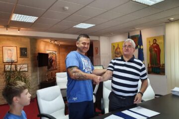 Vicecampionul european la box juniori Cristinel Măzăreanuși antrenorul său, Andu Vornicu, premiați de primarul Sucevei