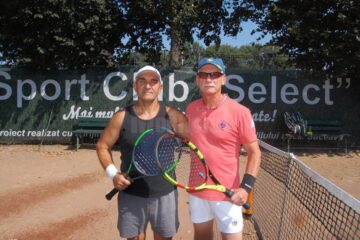 Ilie Țebrean (stânga) este primul semifinalist al Categoriei Principală +50 de ani