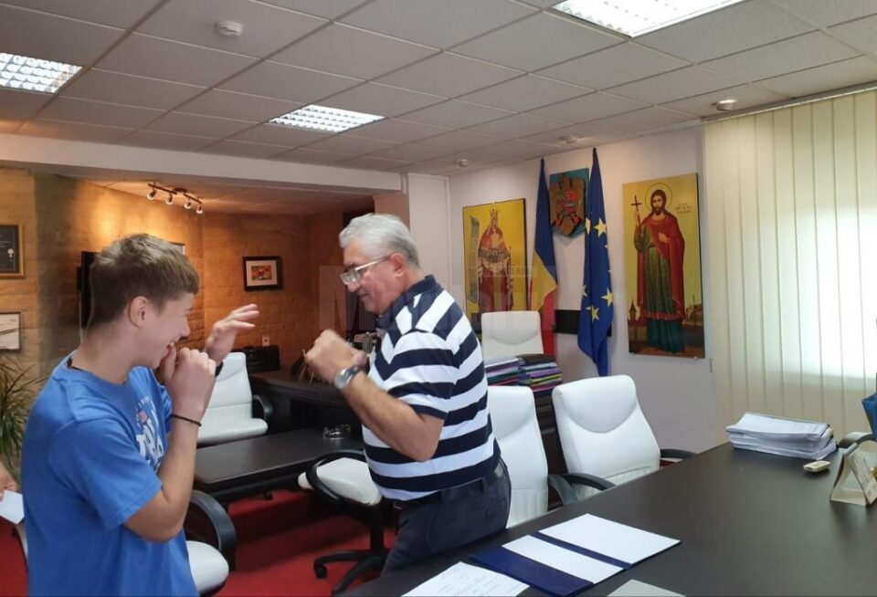 Vicecampionul european la box juniori Cristinel Măzăreanuși antrenorul său, Andu Vornicu, premiați de primarul Sucevei 3