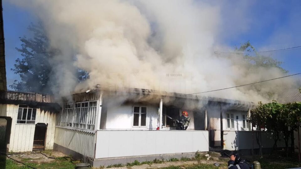 Și-a incendiat propria casă după ce a aprins focul din sobă cu benzină