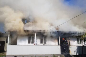Și-a incendiat propria casă după ce a aprins focul din sobă cu benzină