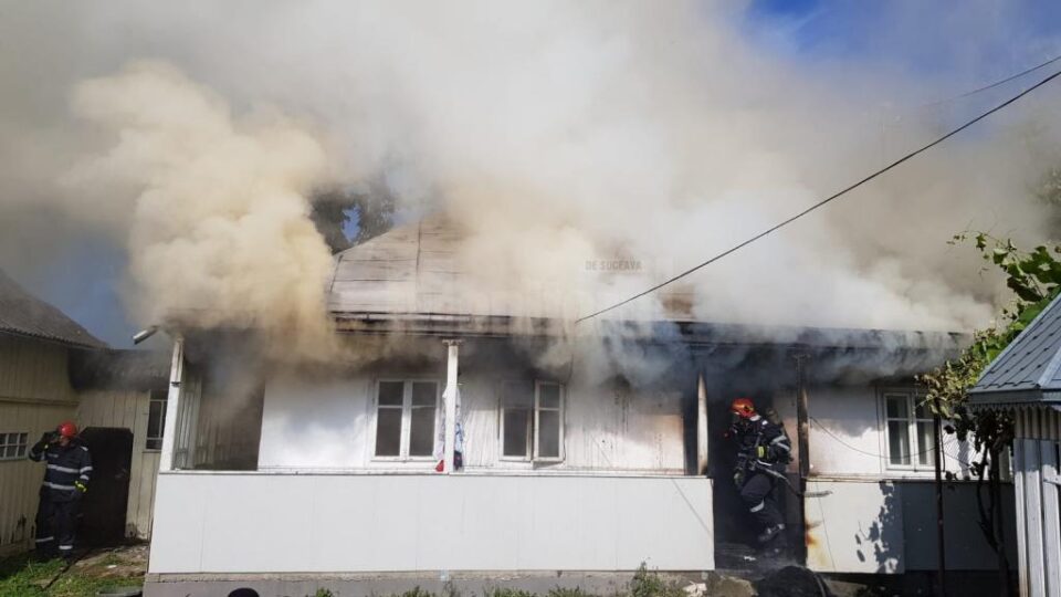 Și-a incendiat propria casă după ce a aprins focul din sobă cu benzină