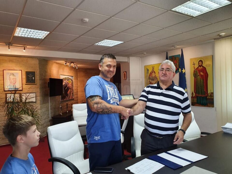 Vicecampionul european la box juniori Cristinel Măzăreanu și antrenorul său, Andu Vornicu, premiați de primarul Sucevei