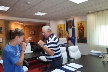 Vicecampionul european la box juniori Cristinel Măzăreanu și antrenorul său, Andu Vornicu, premiați de primarul Sucevei