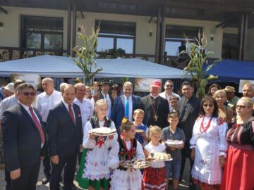 Oficialitățile s-au fotografiat cu reprezentanții standurilor