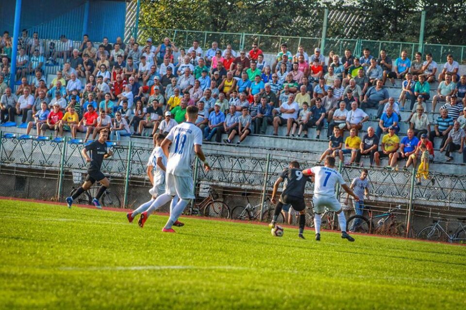Partida de pe Municipalul din Rădăuți s-a jucat în fața unei asistențe numeroase. Foto Cristian Plosceac Partida de pe Municipalul din Rădăuți s-a jucat în fața unei asistențe numeroase. Foto Cristian Plosceac
