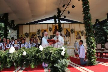 Arhimandritul Melchisedec Velnic, starețul Mănăstirii Putna, împreună cu Mitropolitul Serafim