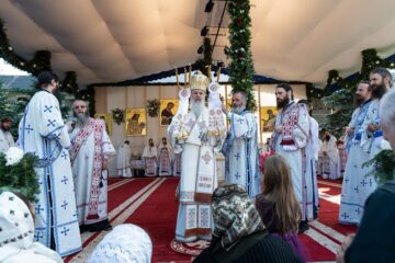 Sute de credincioși au participat duminică la sărbătorirea a 550 de ani de la sfințirea Mănăstirii Putna