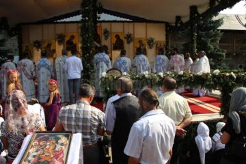 Sute de credincioși au participat duminică la sărbătorirea a 550 de ani de la sfințirea Mănăstirii Putna