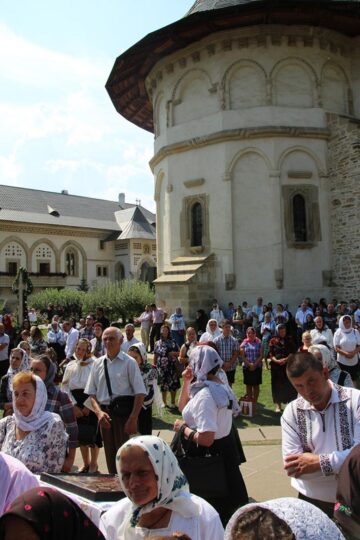 Sute de credincioși au participat duminică la sărbătorirea a 550 de ani de la sfințirea Mănăstirii Putna