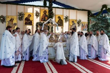 Sute de credincioși au participat duminică la sărbătorirea a 550 de ani de la sfințirea Mănăstirii Putna
