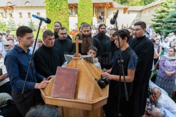 Sute de credincioși au participat duminică la sărbătorirea a 550 de ani de la sfințirea Mănăstirii Putna