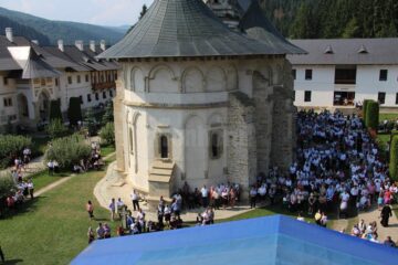 Sute de credincioși au participat duminică la sărbătorirea a 550 de ani de la sfințirea Mănăstirii Putna