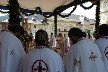 Sute de credincioși au participat duminică la sărbătorirea a 550 de ani de la sfințirea Mănăstirii Putna