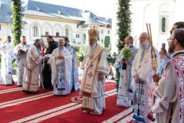 Sute de credincioși au participat duminică la sărbătorirea a 550 de ani de la sfințirea Mănăstirii Putna