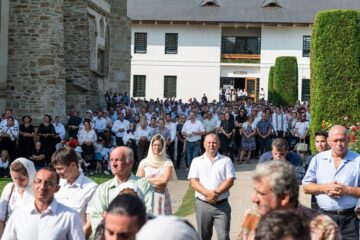 Sute de credincioși au participat duminică la sărbătorirea a 550 de ani de la sfințirea Mănăstirii Putna