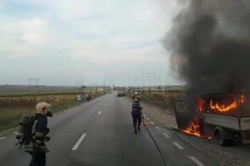 Cabina autoutilitarei a fost cuprinsă de flăcări