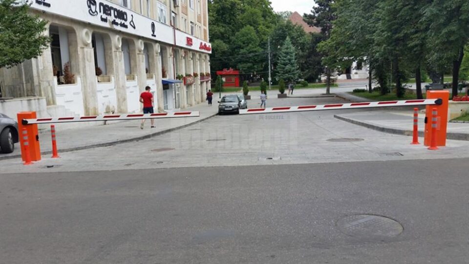 Primăria Suceava, acuzată că a montat ilegal barierele din preajma Palatului Administrativ Primăria Suceava, acuzată că a montat ilegal barierele din preajma Palatului Administrativ