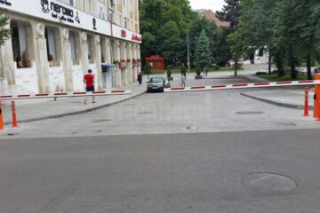Primăria Suceava, acuzată că a montat ilegal barierele din preajma Palatului Administrativ