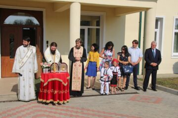 Cu zâmbete pe chip și bucurie în suflet, zeci de elevi au pășit ieri în Școala Primară ”Sf. Ioan cel Nou de la Suceava”