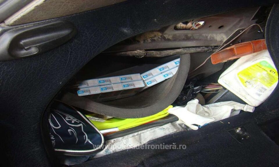 Țigări ascunse în bagaje și aripile unui autoturism, descoperite de polițiștii de frontieră Țigări ascunse în bagaje și aripile unui autoturism, descoperite de polițiștii de frontieră