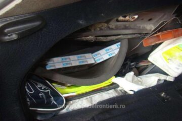 Țigări ascunse în bagaje și aripile unui autoturism, descoperite de polițiștii de frontieră