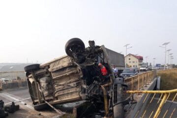 Mașina răsturnată