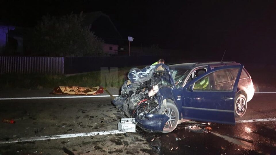 Impactul frontal dintre cele două mașini le-a fost fatal celor doi soți