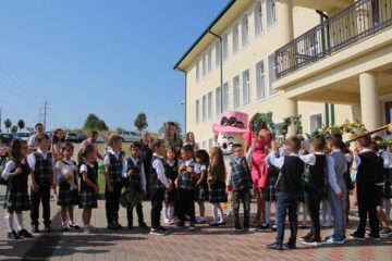 Cu zâmbete pe chip și bucurie în suflet, zeci de elevi au pășit ieri în Școala Primară ”Sf. Ioan cel Nou de la Suceava”