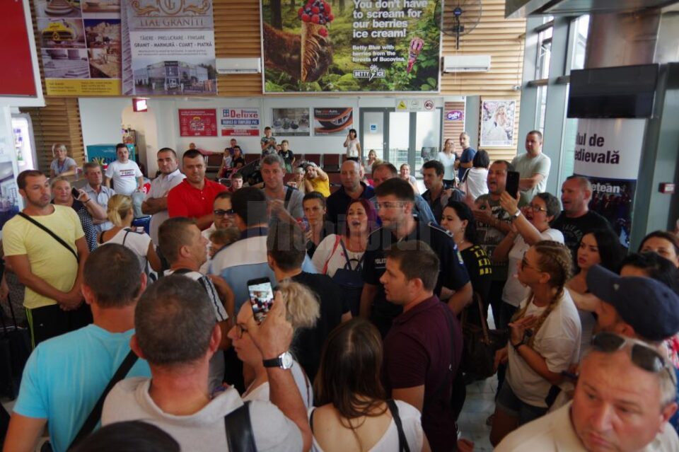 Pasagerii zborului anulat Suceava-Roma refuză să părăsească aeroportul Pasagerii zborului anulat Suceava-Roma refuză să părăsească aeroportul