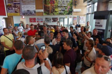 Pasagerii zborului anulat Suceava-Roma refuză să părăsească aeroportul